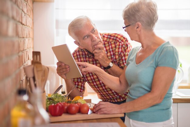 Esposa ayudando al marido a resolver el problema