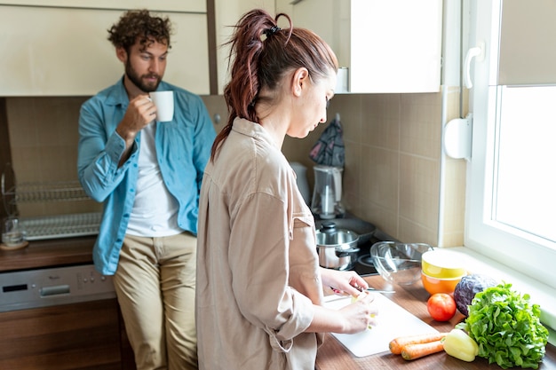 Esposa cortando verduras para la cena