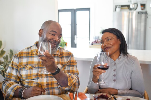 Esposa y esposo disfrutando de la cena del día de acción de gracias