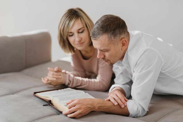 Esposa y esposo estudiando un libro sagrado