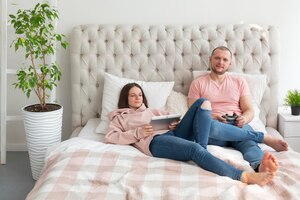 Foto gratuita esposa y esposo jugando videojuegos en casa