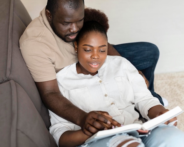 Foto gratuita esposa y esposo pasando un buen rato juntos en casa