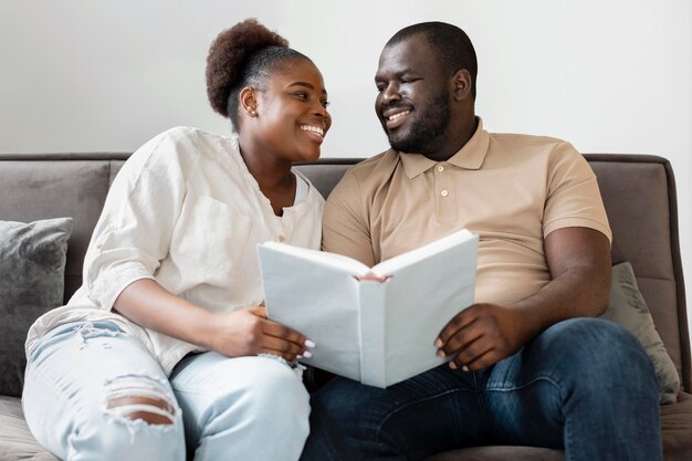 Esposa y esposo pasando un buen rato juntos en casa