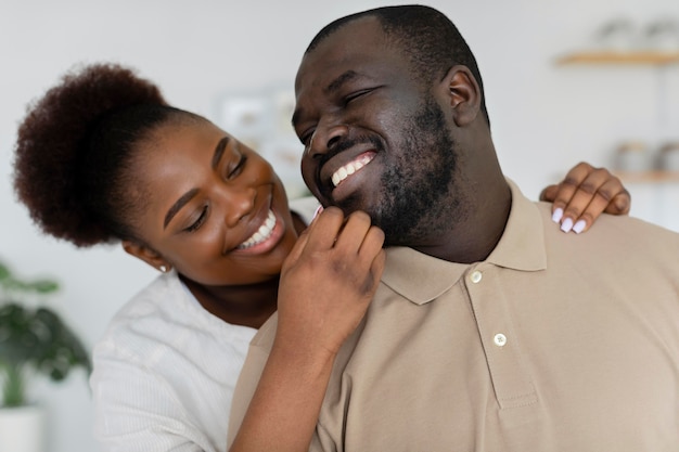 Foto gratuita esposa y esposo pasando un buen rato juntos