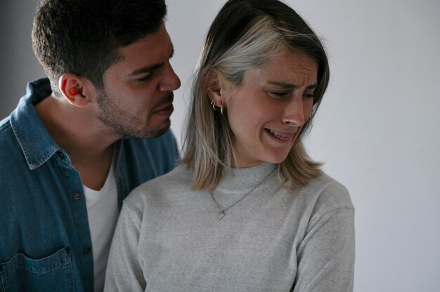 Esposa y esposo peleando