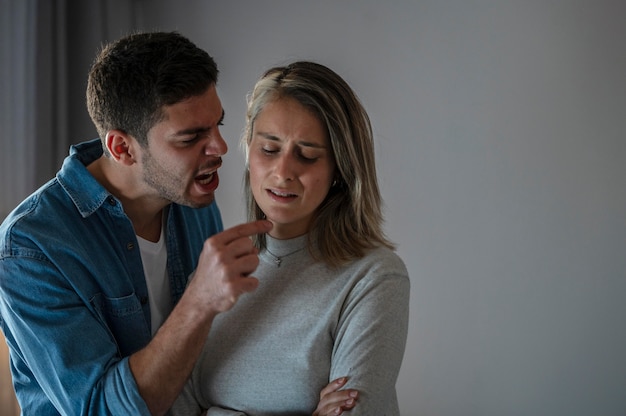 Foto gratuita esposa y esposo peleando