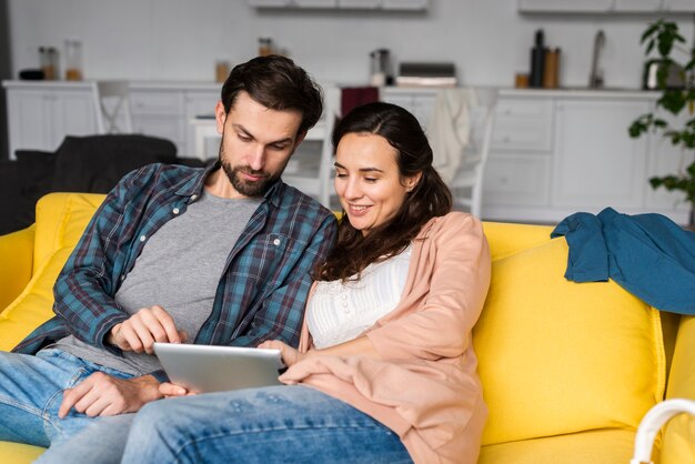 Esposa y esposo en la sala de estar