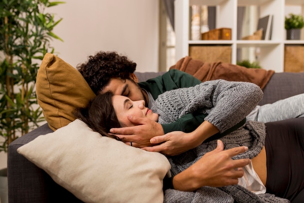 Foto gratuita esposa y esposo se sienten cómodos juntos en el sofá