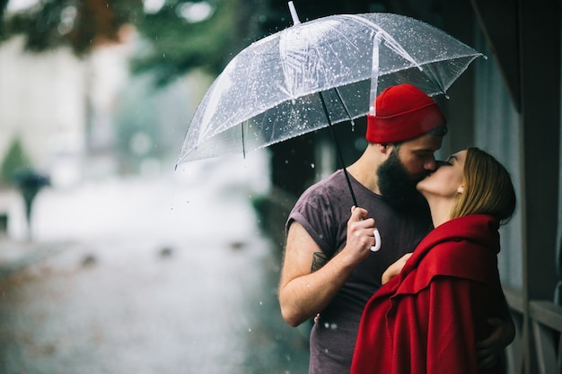 Foto gratuita esposa estación romántica lluvia el romance