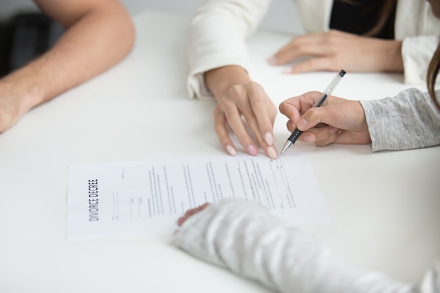 Foto gratuita esposa que firma el decreto de divorcio después de la decisión