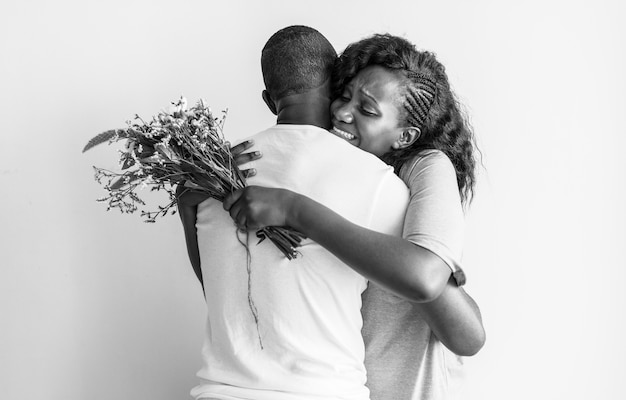 La esposa recibe un ramo de flores de su marido
