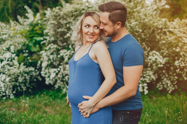 Esposa con su esposo en un parque de verano