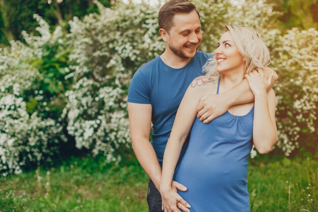 Esposa con su esposo en un parque de verano