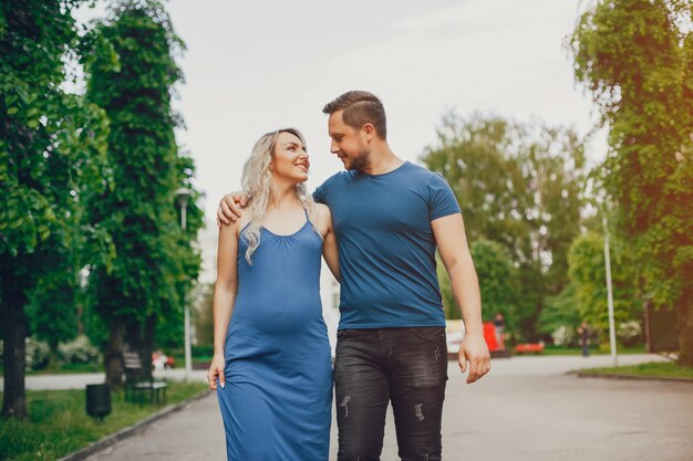 Esposa con su esposo en un parque de verano