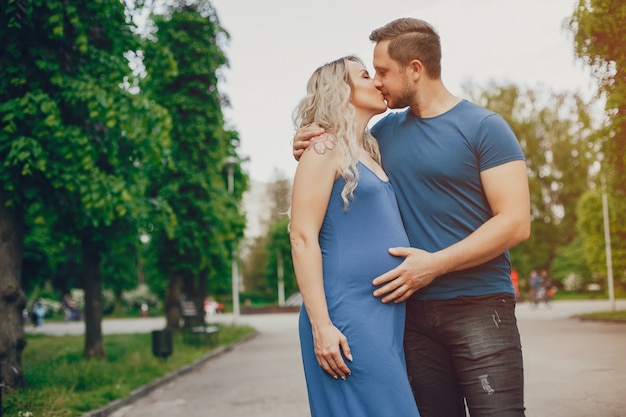 Esposa con su esposo en un parque de verano