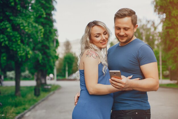 Esposa con su esposo en un parque de verano