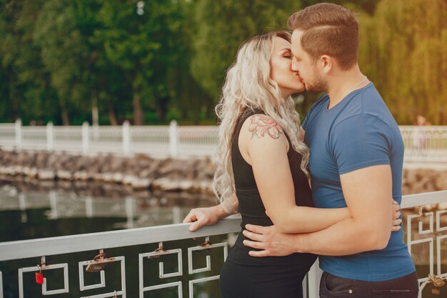 Esposa con su esposo en un parque de verano