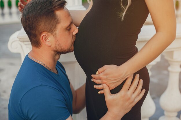 Esposa con su esposo en un parque de verano