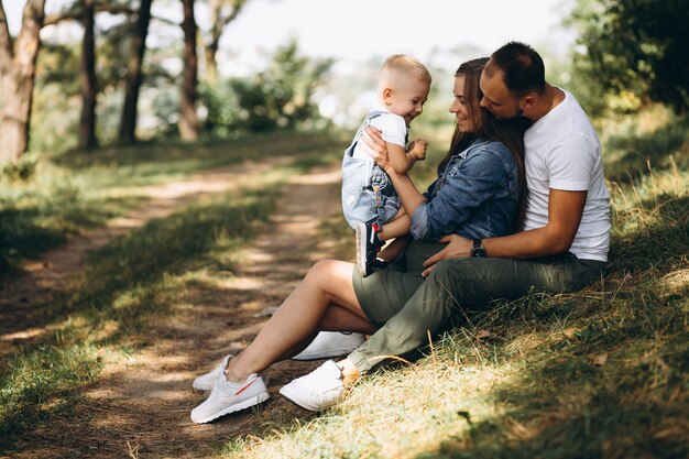 Esposo con esposa embarazada y su hijo.