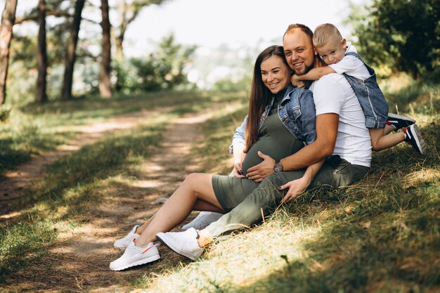 Esposo con esposa embarazada y su hijo.