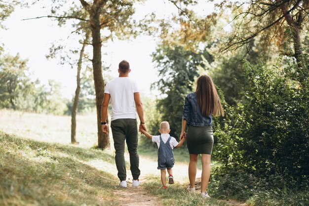 Esposo con esposa embarazada y su hijo.