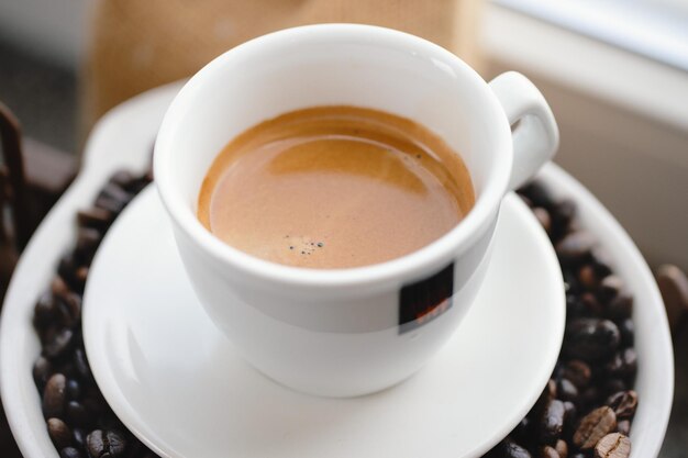 Espresso en taza sobre granos de café