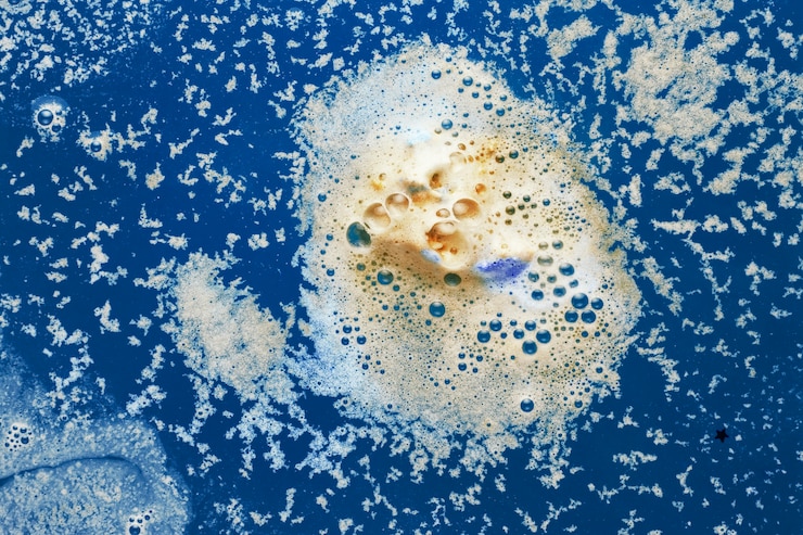 Foto gratuito espuma amarilla en agua azul