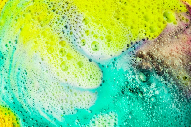 La espuma y las burbujas se forman en la superficie de la bomba de baño y se disuelven en agua.