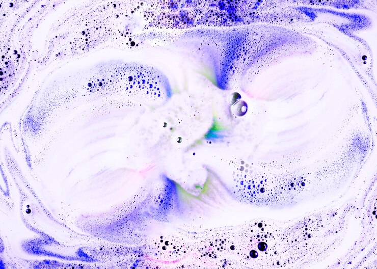 Foto gratuito espuma púrpura después de disolver la bomba de baño de color en agua