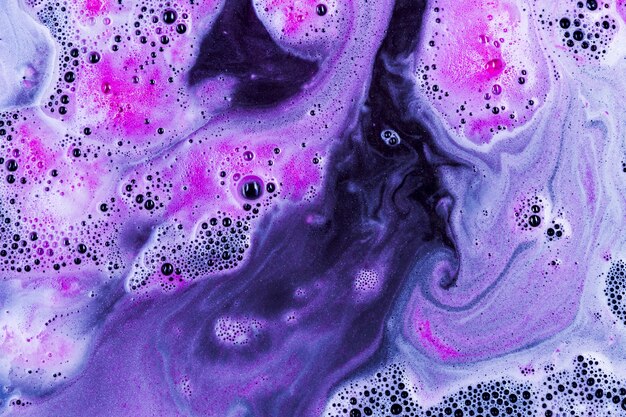 Espuma púrpura en líquido