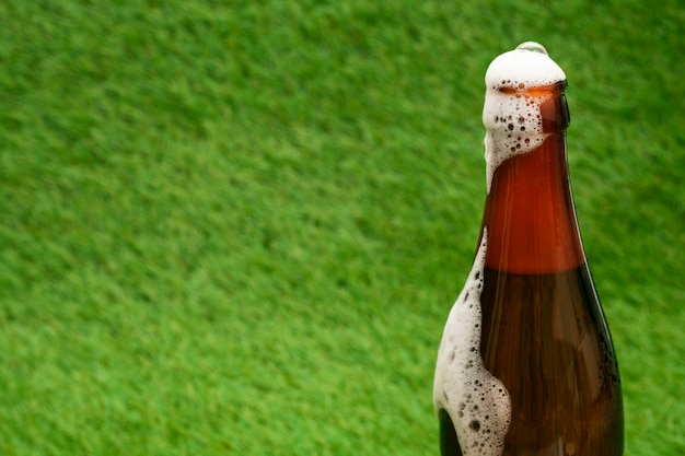 Espuma que gotea de la botella con espacio de copia