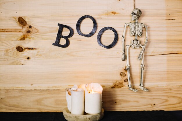 Esqueleto colgado de Halloween con las letras del abucheo
