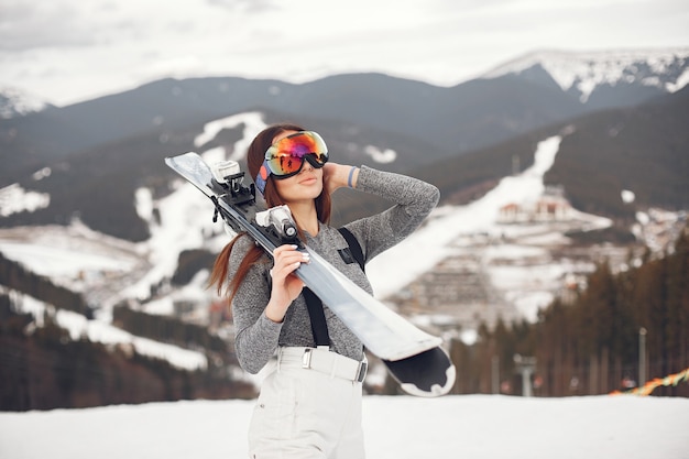 Esquí morena joven y activa. Mujer en las montañas nevadas.