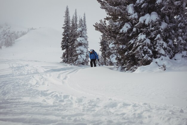 Esquiador de esquí en montañas nevadas