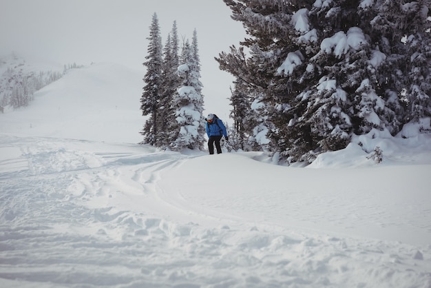 Esquiador de esquí en montañas nevadas