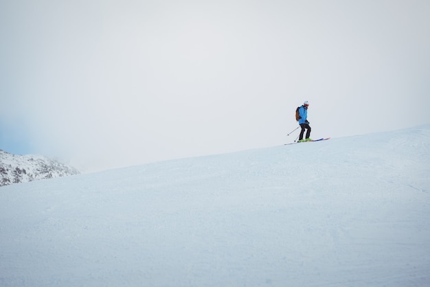 Esquiador de esquí en montañas nevadas