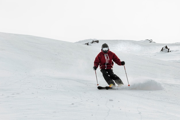 Esquiador de tiro completo al aire libre