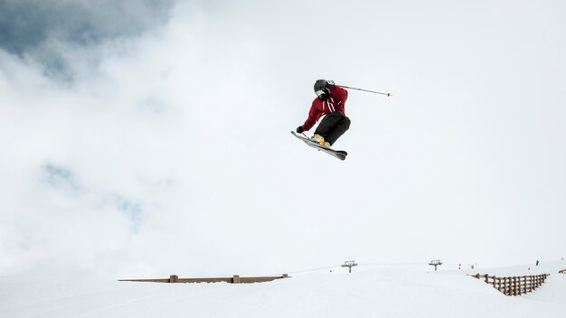 Esquiador de tiro largo saltando