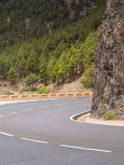 Esquina derecha en una carretera