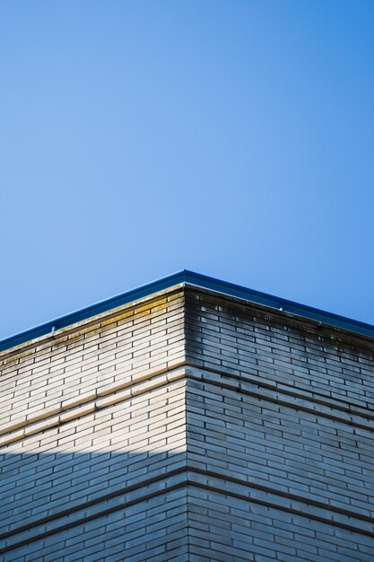 Esquina de edificio con cielo