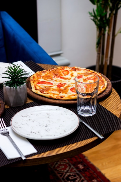 Esquina de la mesa del restaurante con pizza