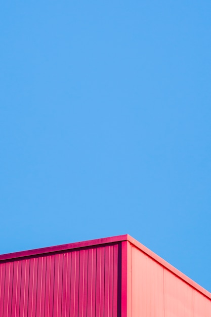 Esquina metálica con cielo