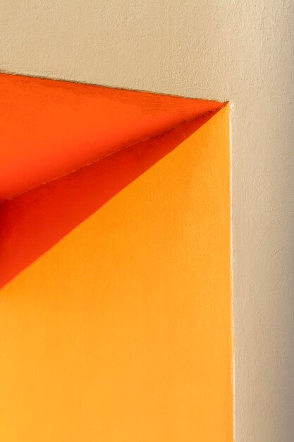 Esquina de una pared naranja y sombra
