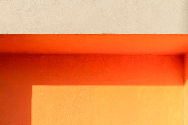 Esquina de una pared naranja