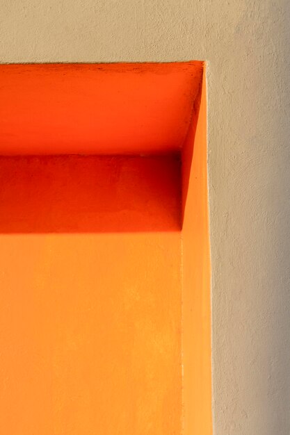 Esquina de una vista baja de pared naranja
