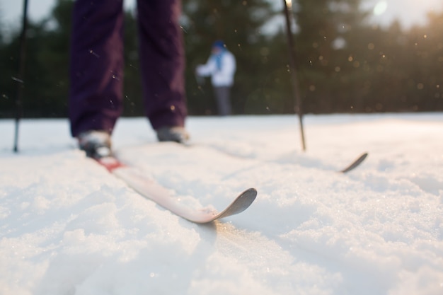 Foto gratuita esquís en la nieve