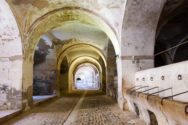 Foto gratuita establos en la mazmorra del castillo abandonado