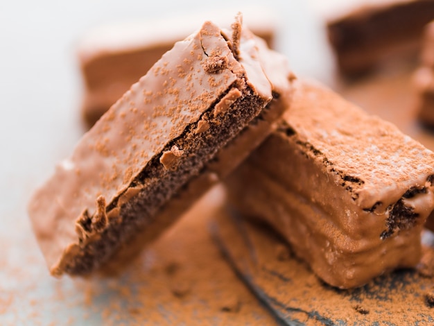 Estacas en trozos de brownies con cacao en polvo.