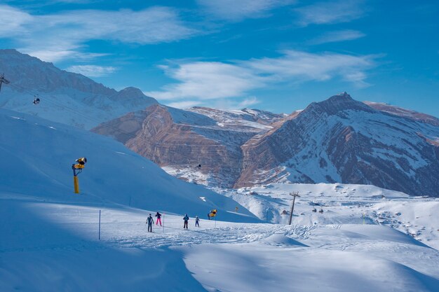Estación de esquí para turismo invernal en montaña
