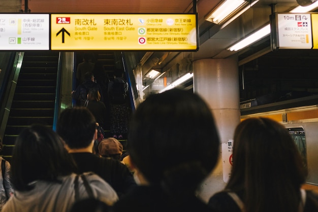 Foto gratuita estación de metro llena de gente